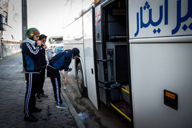 بازیکنان به دلیل نا مناسب بودن شرایط رستوران محل توقف در حال مسواک زدن در کنار اتوبوس در حاشیه جاده هستند. این در حالیست که تلاش سرپرست تیم برای پیدا کردن جای مناسب تر ناموفق بود.